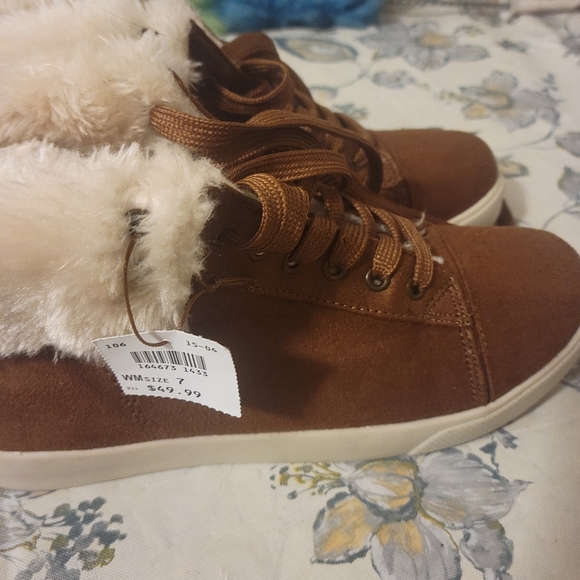 Shoes - Picture 5 of 7